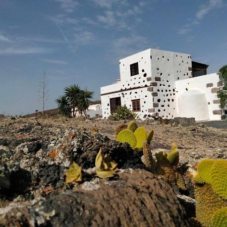 Lanzarote Casa Volcanica-Anclada Sobre La Lava Del Volcan Montana Blanca Kültér fotó