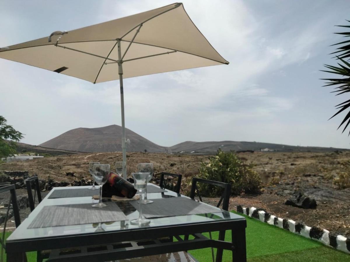 Lanzarote Casa Volcanica-Anclada Sobre La Lava Del Volcan Montana Blanca Kültér fotó