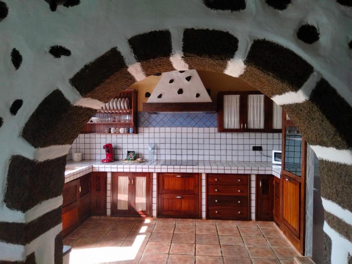 Lanzarote Casa Volcanica-Anclada Sobre La Lava Del Volcan Montana Blanca Kültér fotó