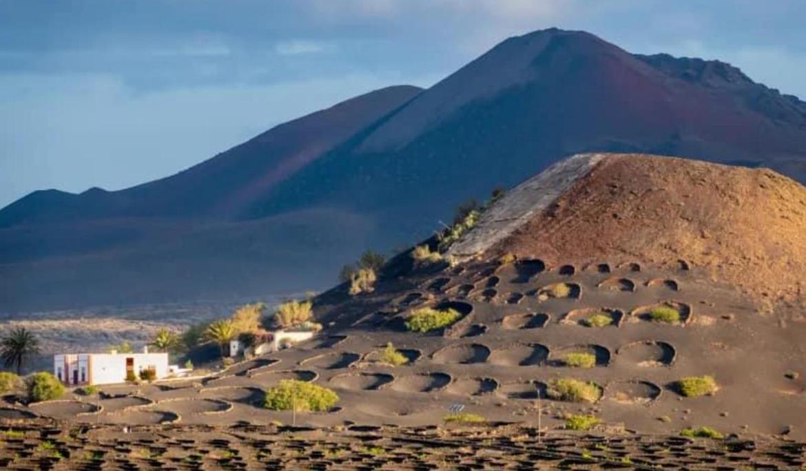 Lanzarote Casa Volcanica-Anclada Sobre La Lava Del Volcan Montana Blanca Kültér fotó